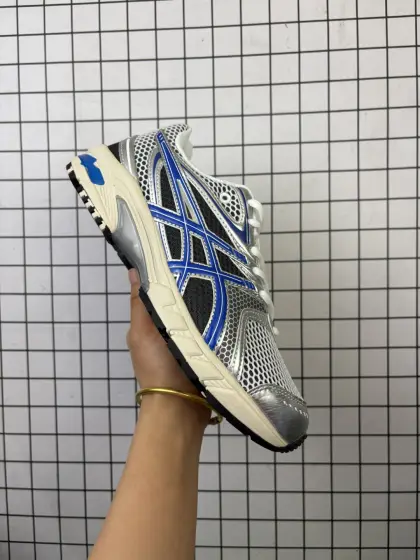 公司级:ASICS亚瑟士新款GEL-DS TRAINER 14情侣运动鞋时尚复古运动休闲鞋 整体色调采用了米色和绿色等大地色系,宛如将澳大利亚的自然风光浓缩于鞋身之上,复古且时尚,轻松拿捏住当下流行的复古风潮.鞋侧的 Asics 标志性虎爪 logo 与鞋面的米色相互交融,搭配恰到好处,既传承了经典的元素,又呈现出别样的新潮韵味. 采用了轻量化的 EVA 中底,不仅重量轻,大大减轻了双脚的负担,而且还具备出色的缓震性能,宛如在脚下踩了一层“软云”,每一步的冲击力都能被温柔化解,长时间穿着也不会有累脚的困扰,无论是日常通勤的久站,还是周末的逛街暴走,双脚都能始终保持惬意状态. 货号:1203A607-002 编码足